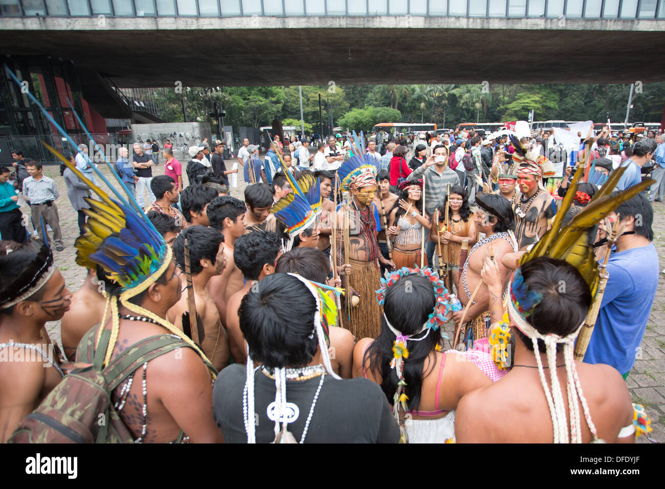 Sao Paulo, Brasilien, 2 Okt, 2013. Brasilianische indigene Menschen nehmen an der Nationalen Indigenen Mobilisierung auf der Avenida Paulista, Sao Paulo, Brasilien. Die Mobilisierung gegen eine vorgeschlagene Verfassungsänderung PEC 215, der die Regeln für die Demarkierung der indigenen landet geändert werden. Credit: Andre M. Chang/Alamy leben Nachrichten Stockfoto