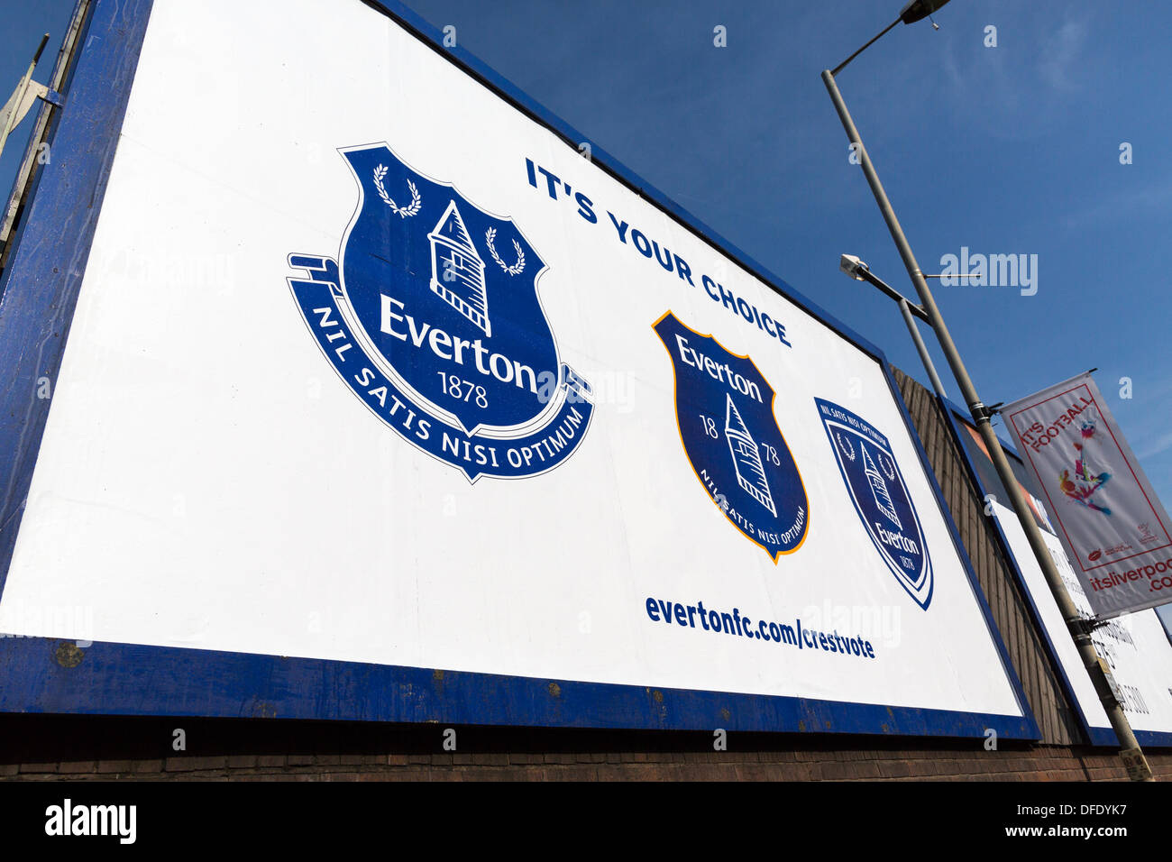 Ein Horten außerhalb Goodison Park in Liverpool zeigt die drei Wappen Optionen für Everton FC. Das neue Wappen ist auf der linken Seite. Stockfoto