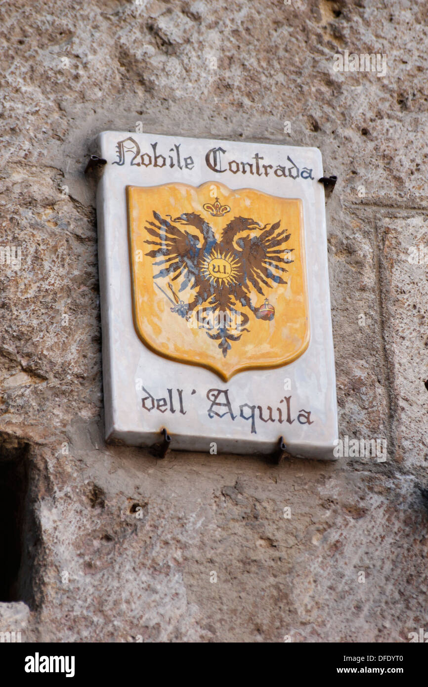 Gedenktafel in Siena, Aquila, der Adler, einer der 17 contrades der Palio von Siena Stockfoto