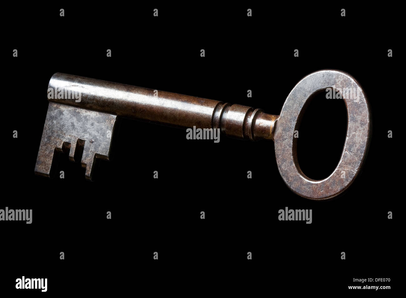 Nahaufnahme eines altmodischen Schlüssels vor schwarzem Hintergrund isoliert Stockfoto