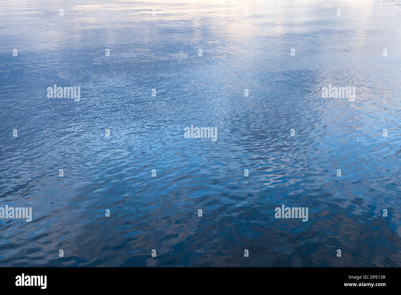 Blaue noch Meerwasser mit Kräuselung. Natürliche Hintergrundtextur Foto Stockfoto