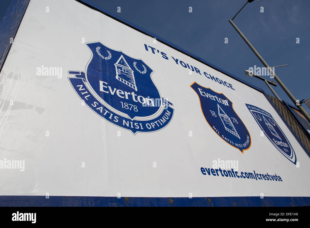 Ein Horten außerhalb Goodison Park in Liverpool zeigt die drei Wappen Optionen für Everton FC. Das neue Wappen ist auf der linken Seite. Stockfoto