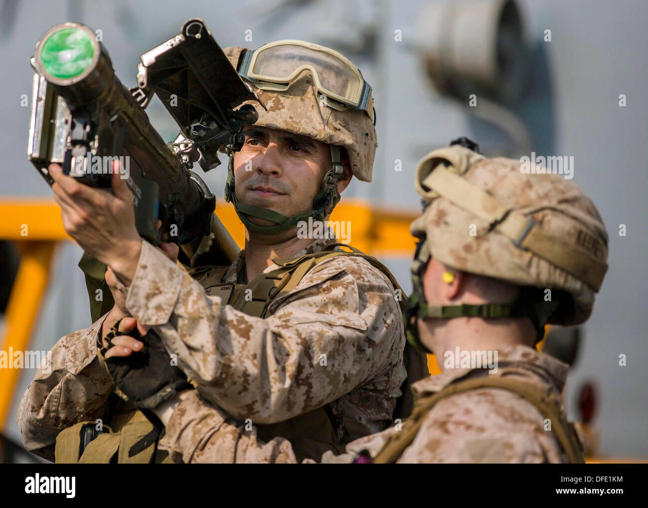 US-Marines bereiten eine Stinger-Schulter ins Leben gerufen-Flugabwehr-Raketen feuern während der Einarbeitung Ausbildung an Bord der USS Kearsarge 2. Oktober 2013 in Washington, DC. Stockfoto