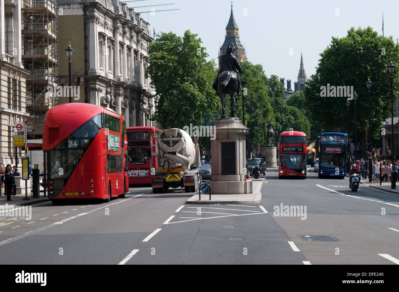 Suche entlang Whitehall, London in Richtung Bundesplatz mit zwei neue Busse für London auf Route 24 im Blick Stockfoto
