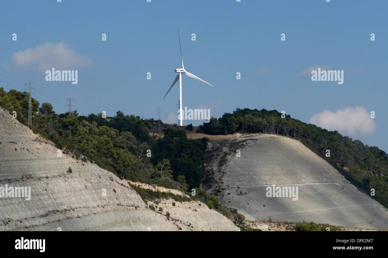 Windmühlen in einem Windpark in Katalonien, Spanien gesehen. Stockfoto