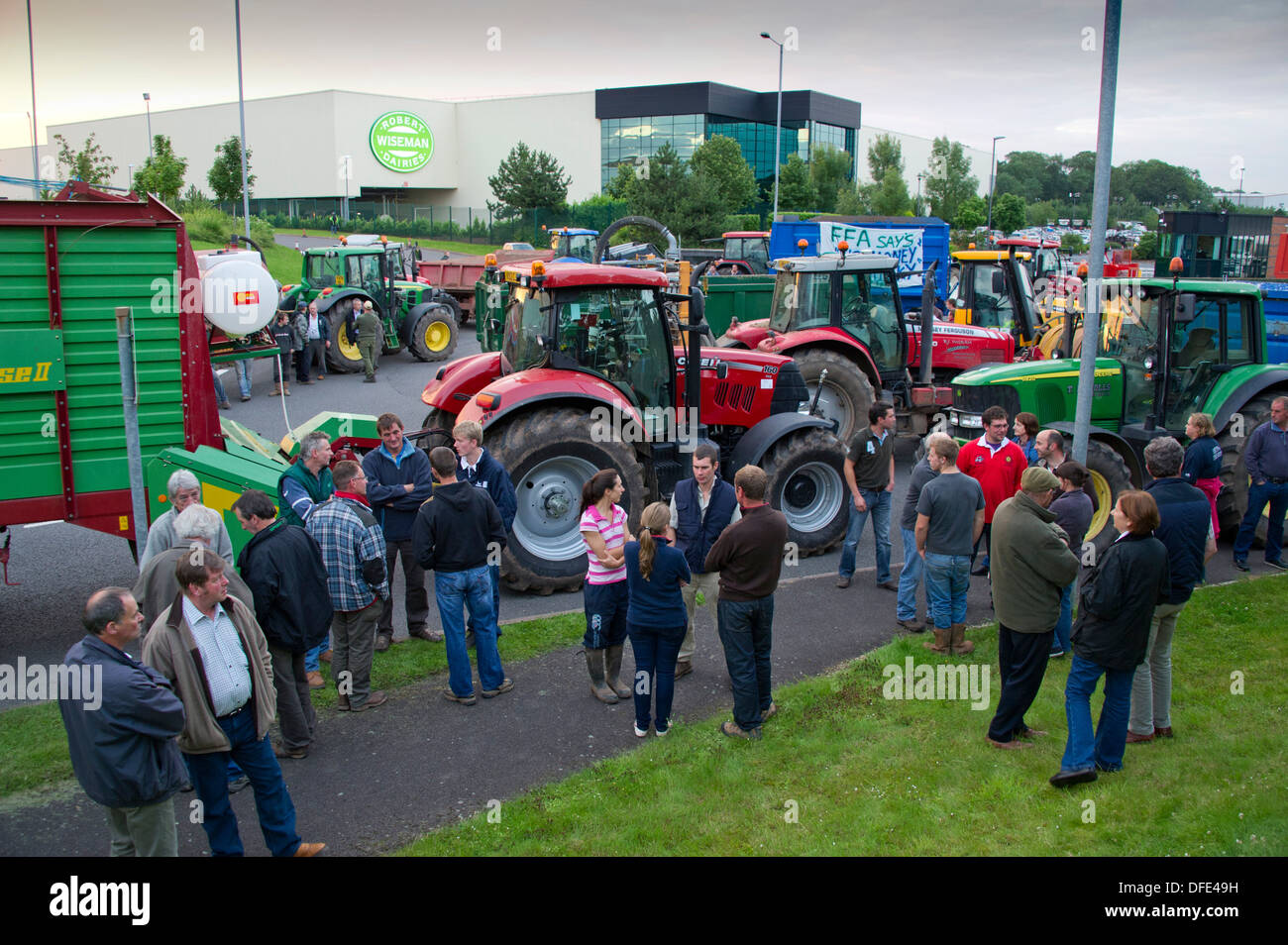 Milch Protest an der Robert Wiseman Molkerei, Droitwich, Worcestershire, Großbritannien, wo Bauern ihre Traktoren verwendet werden, um den Zugriff auf die Molkerei zu blockieren. Stockfoto