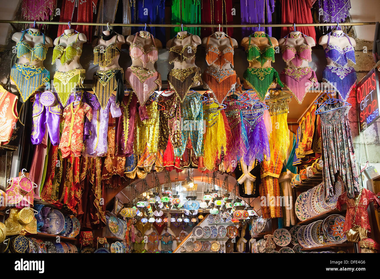 Türkei, Istanbul, Fatih, Eminou, Misir Carsisi, Anzeige der Tracht in der Gewürzmarkt. Stockfoto