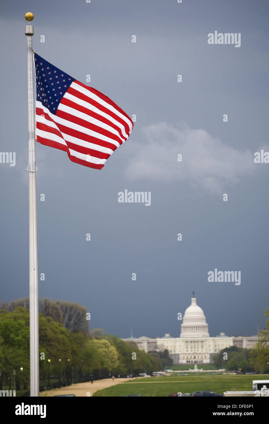 Amerikanische Flagge und Kapitol-Gebäudes im Hintergrund, Washington D.C., USA Stockfoto