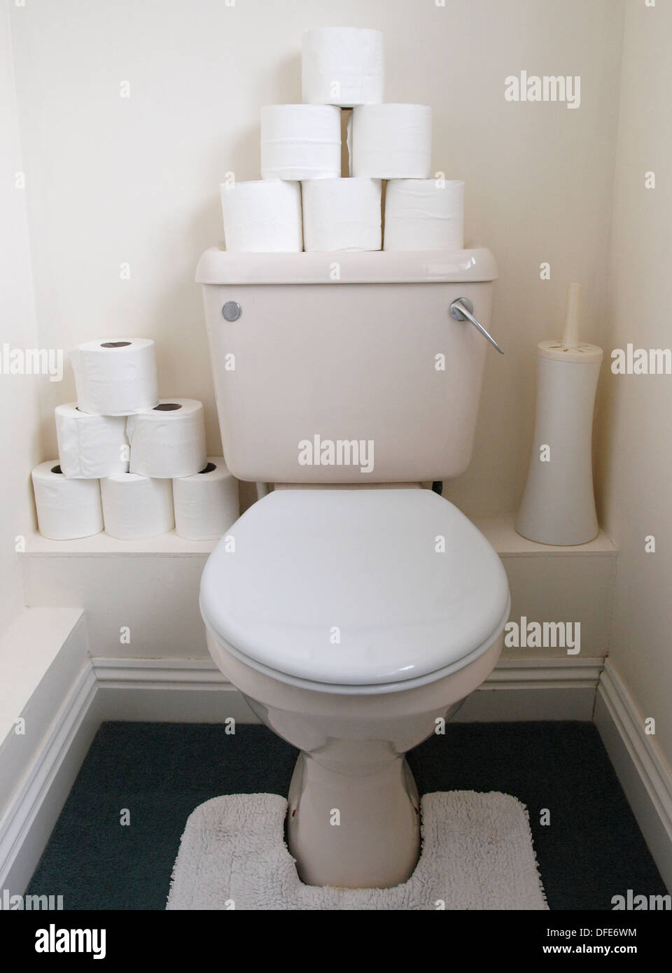Ersatzteile Toilettenpapierrollen auf Toilette. Stockfoto
