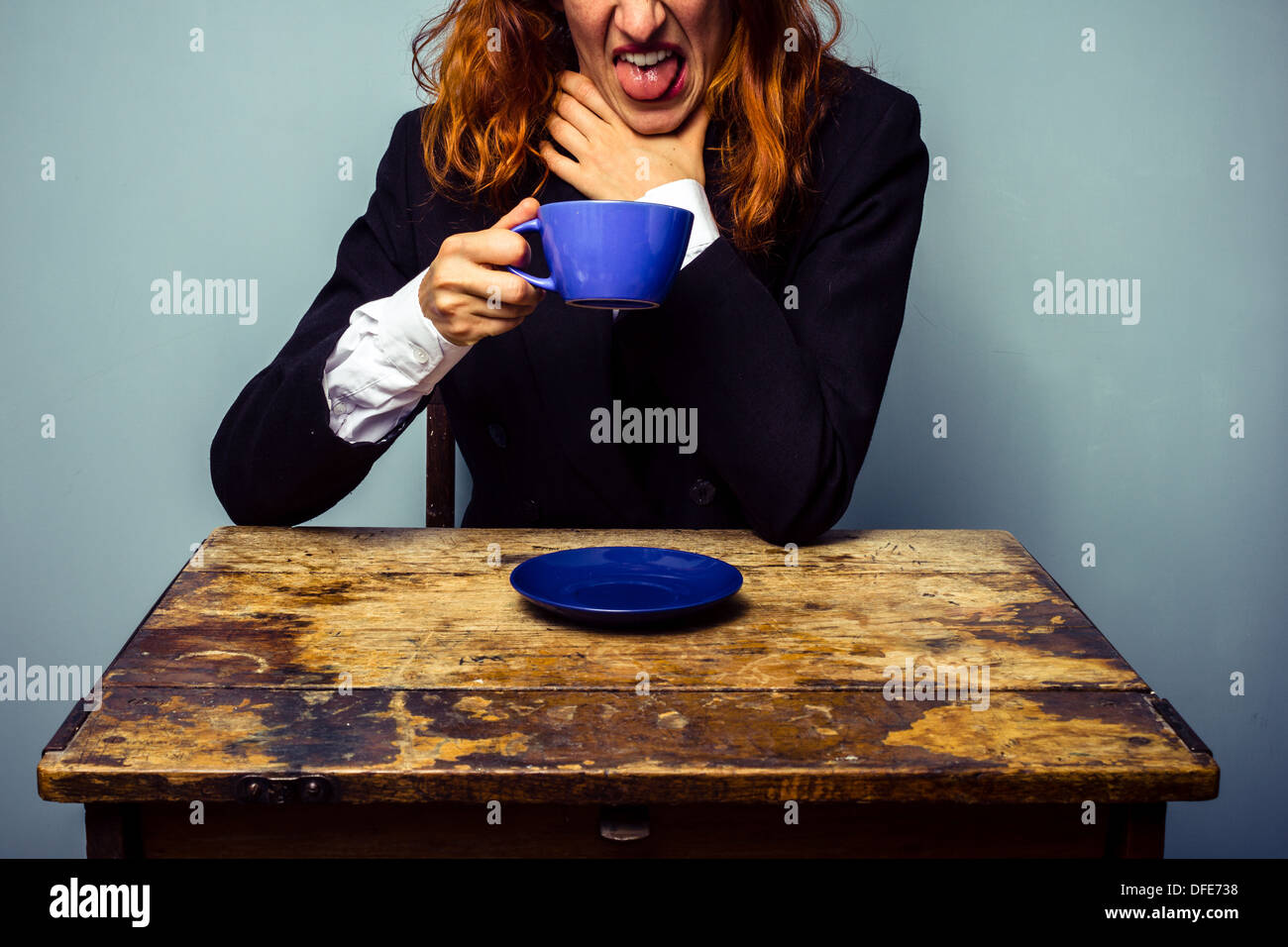 Junge Unternehmerin hat eine sehr schlechte Tasse Kaffee hatte. Stockfoto