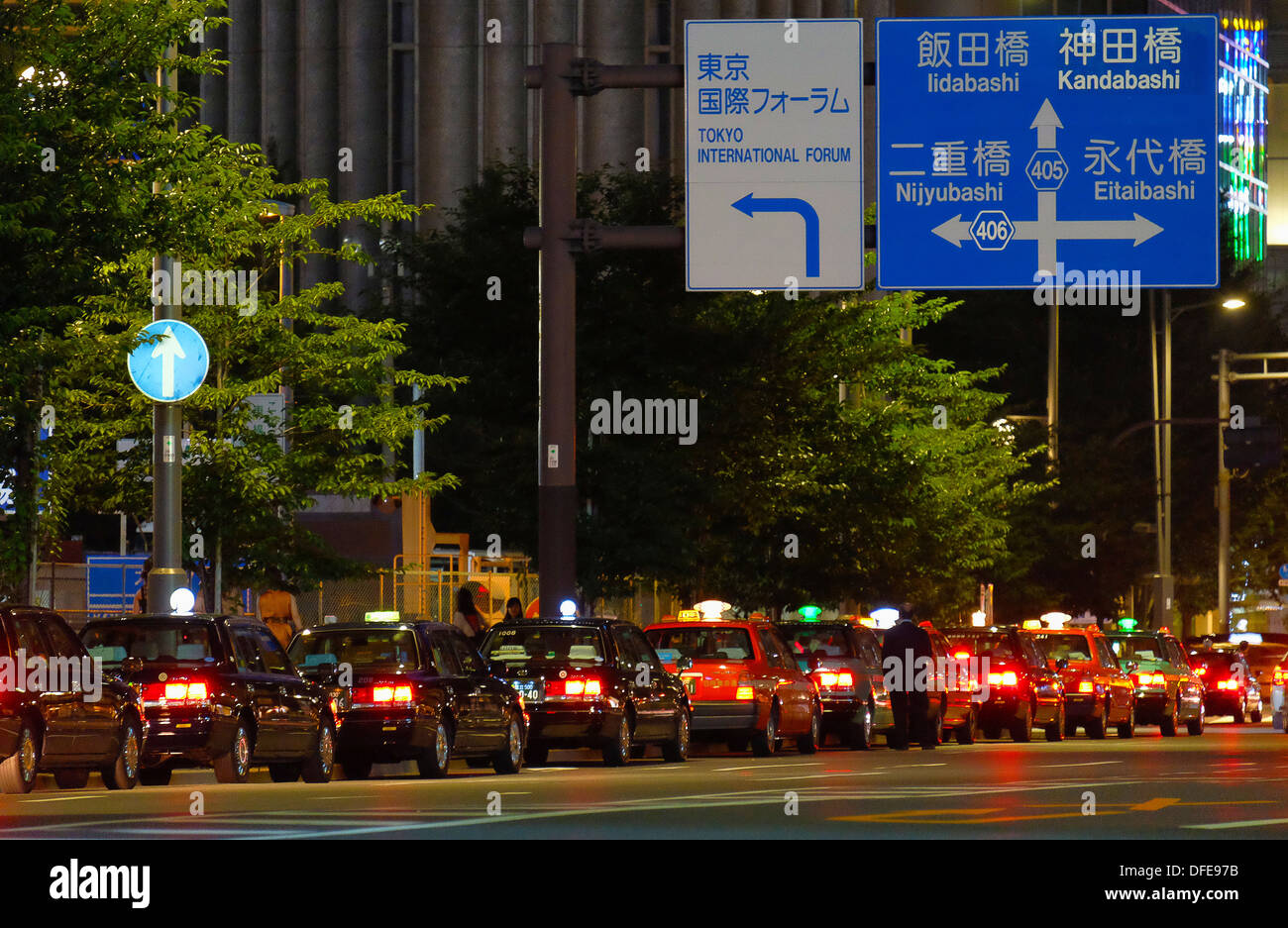 Taxis in der Schlange für einen Kunden, Yurakucho. Stockfoto