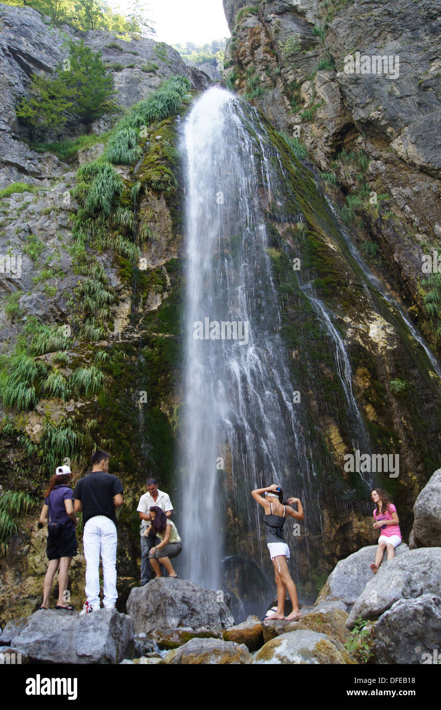 Wasserfall in der Nähe von Thethi Dorf, Albanien Stockfoto