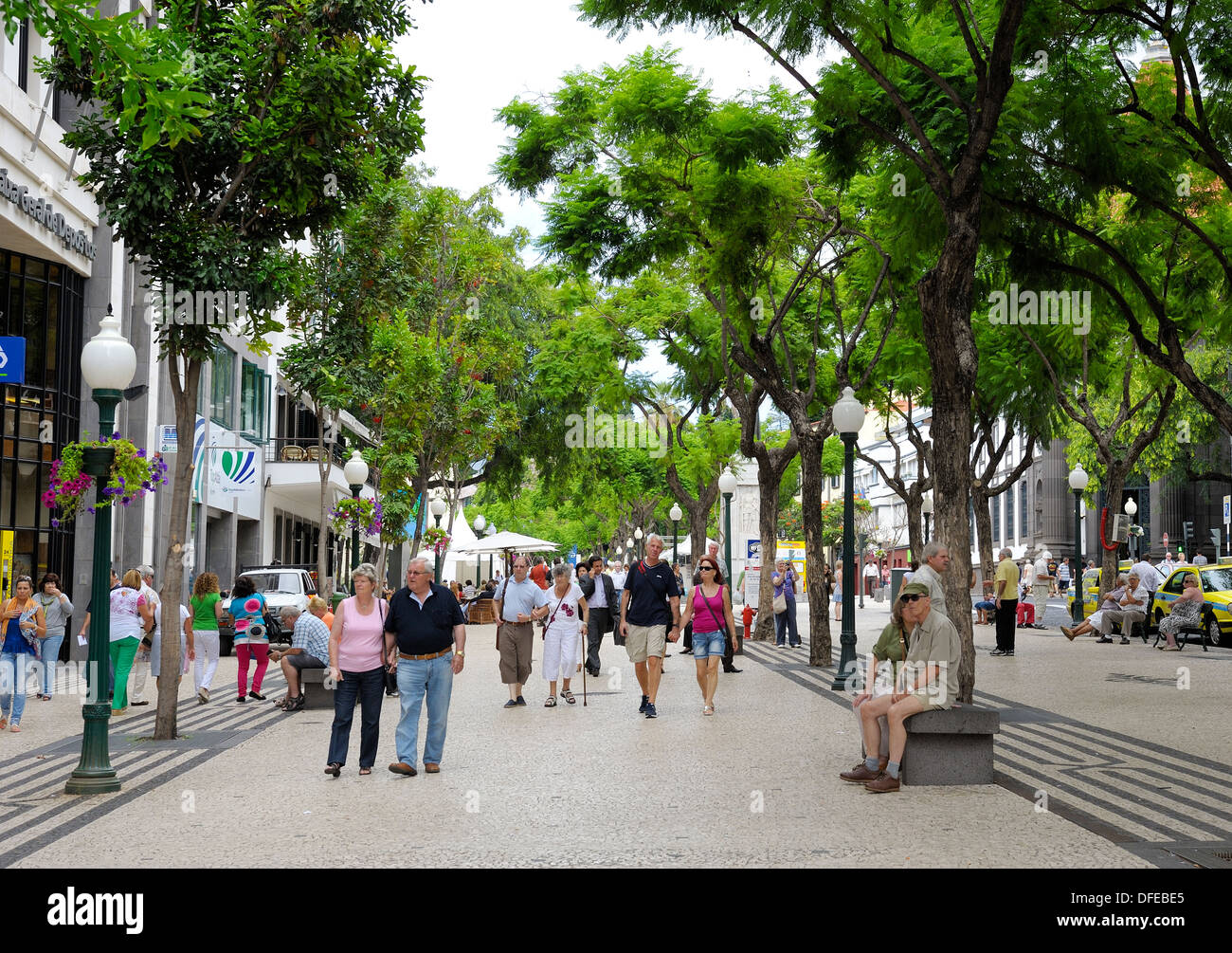 Touristen, die zu Fuß durch eine Fußgängerzone von Funchal Madeira Portugal Stockfoto