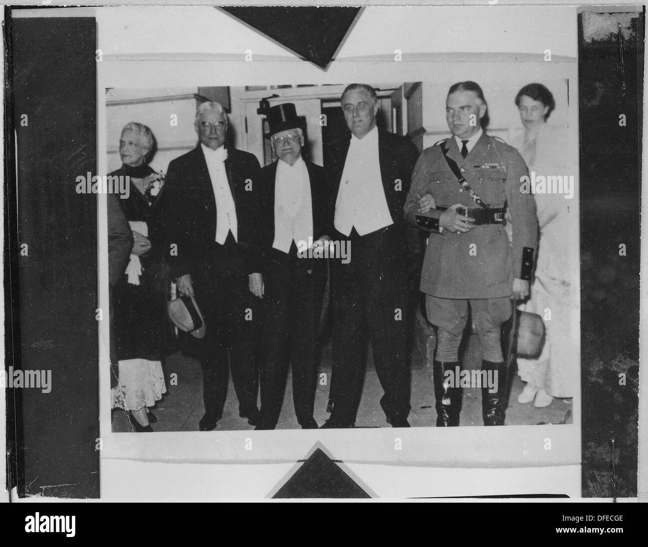 Dieses Foto zeigt Franklin D. Roosevelt, Eleanor Roosevelt, Earl Miller, Gouverneur A. Ritchie und Gouverneur J. G. Pollard in Washington, D.C. das Bild zeigt diese einflussreichen Persönlichkeiten, wahrscheinlich bei einem politischen oder gesellschaftlichen Ereignis während der Roosevelt-Regierung. Stockfoto
