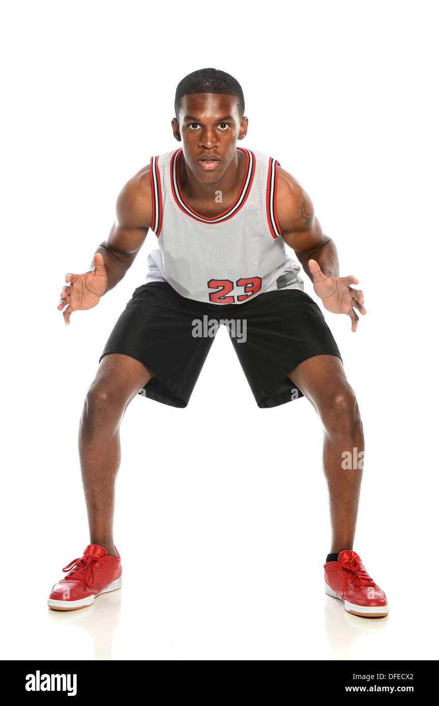 US-amerikanischer Basketballspieler auf Verteidigung isoliert auf weißem Hintergrund Stockfoto