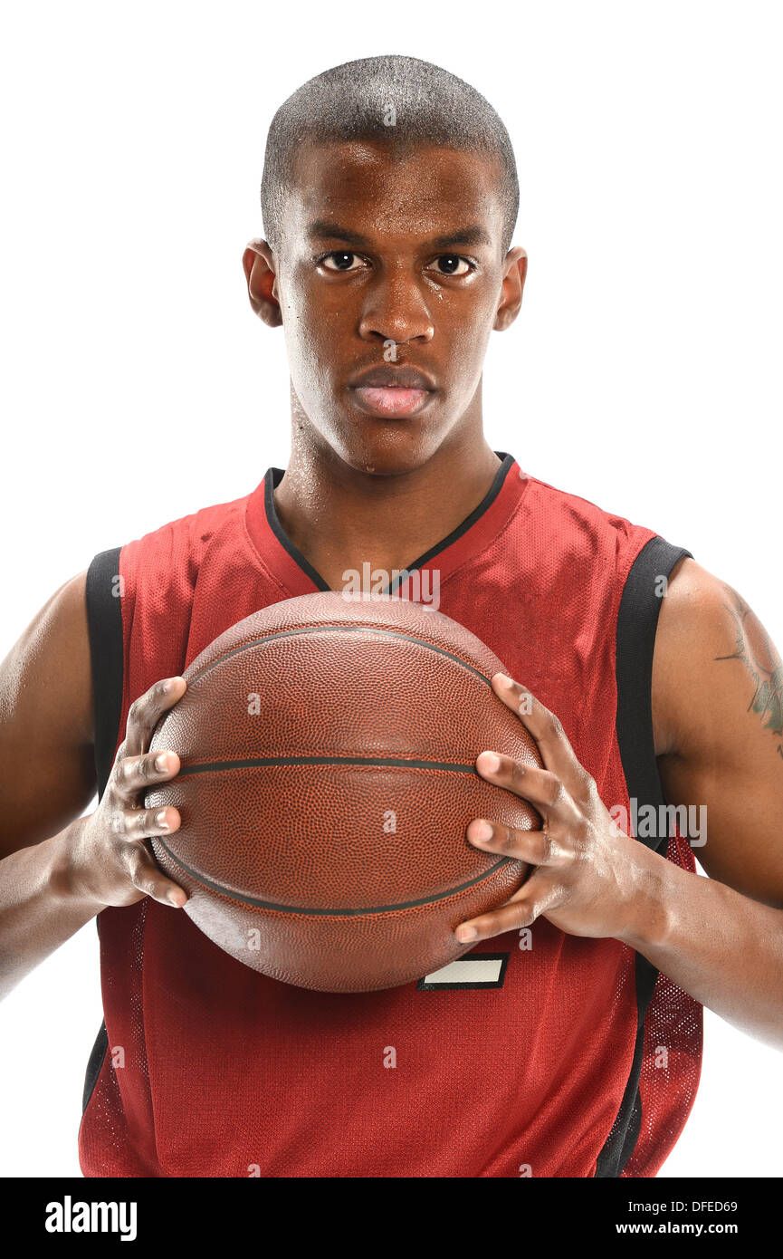 Porträt des afroamerikanischen Basketballspieler isoliert auf weißem Hintergrund Stockfoto