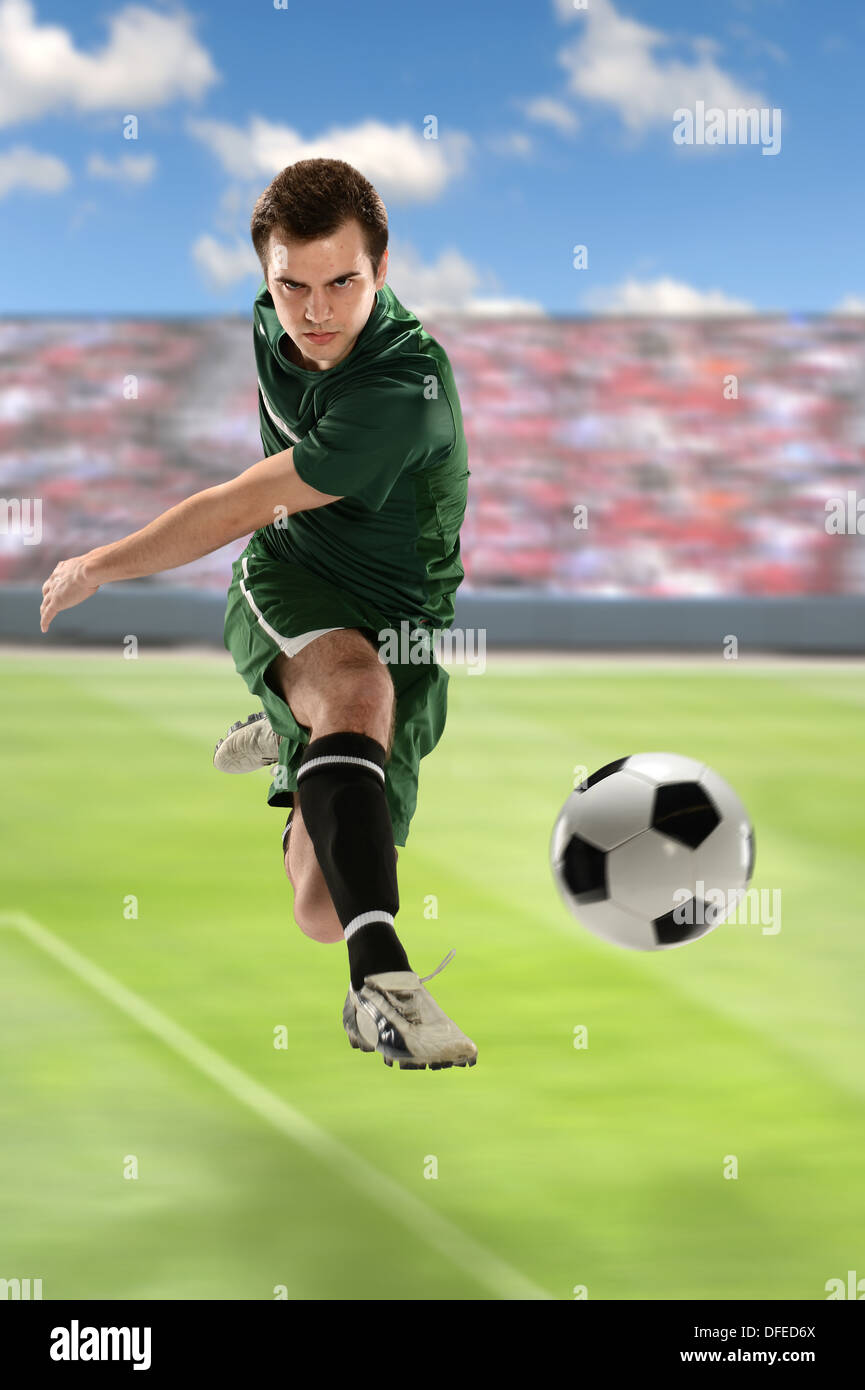 Fußball-Spieler treten Ball im Stadion Stockfoto