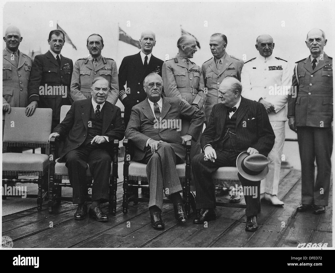 Franklin D. Roosevelt, Winston Churchill, Mackenzie King und Militärangehörige versammeln sich in Quebec zu strategischen Gesprächen während des Zweiten Weltkriegs Stockfoto