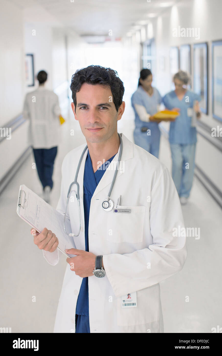 Porträt von lächelnden Arzt im Krankenhaus Stockfoto