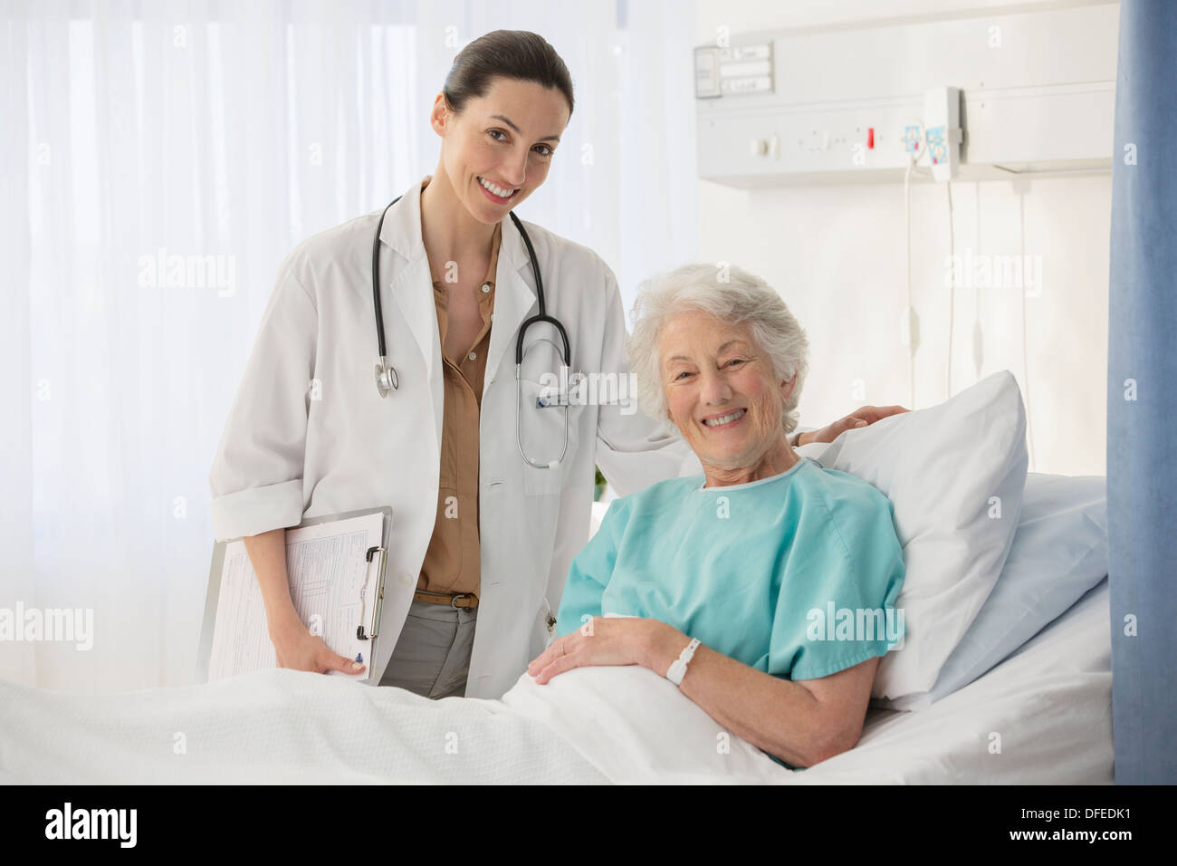 Porträt von Arzt und Alterung Patient im Krankenzimmer Stockfoto
