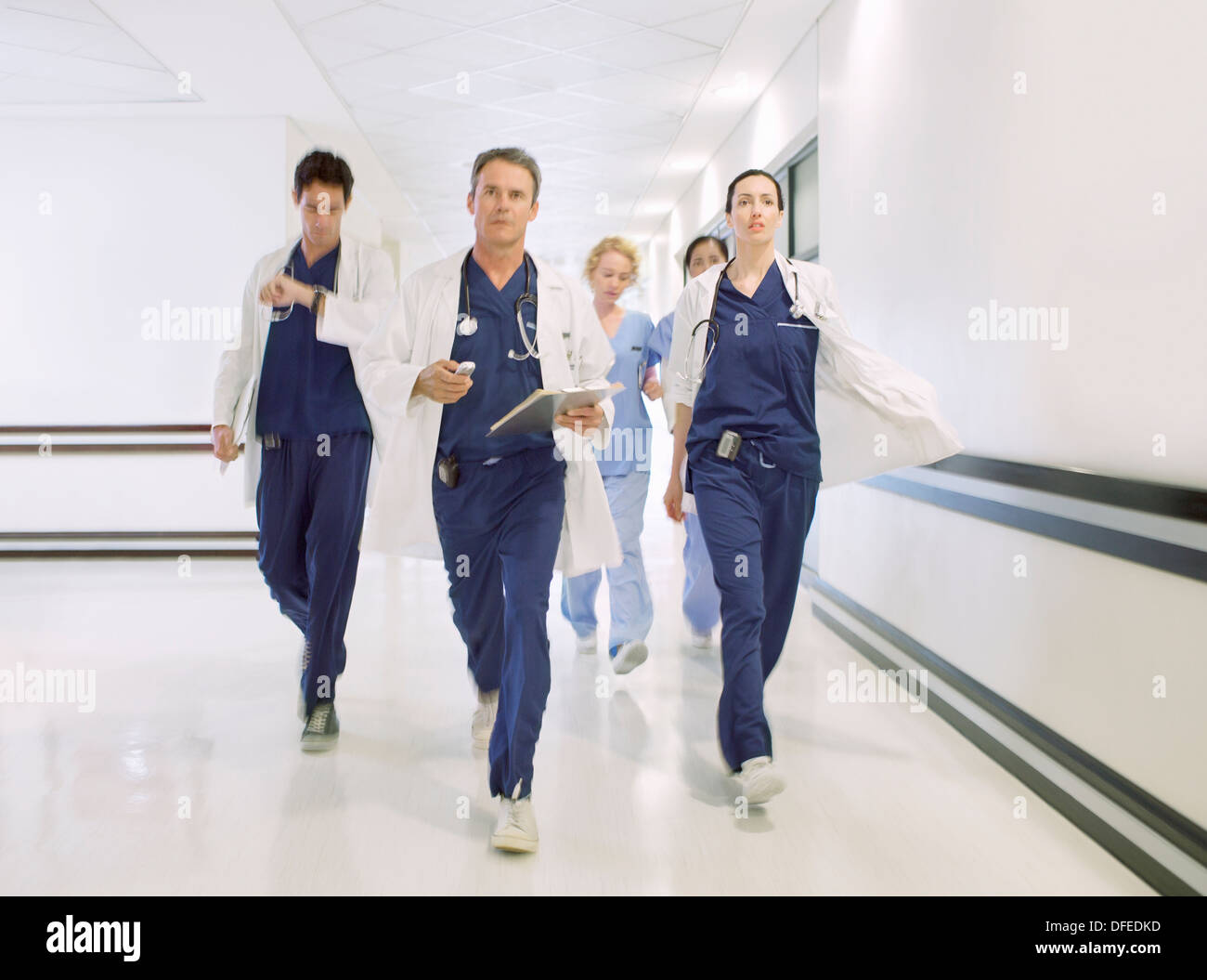 Ärzte Rauschen durch Krankenhausflur Stockfoto