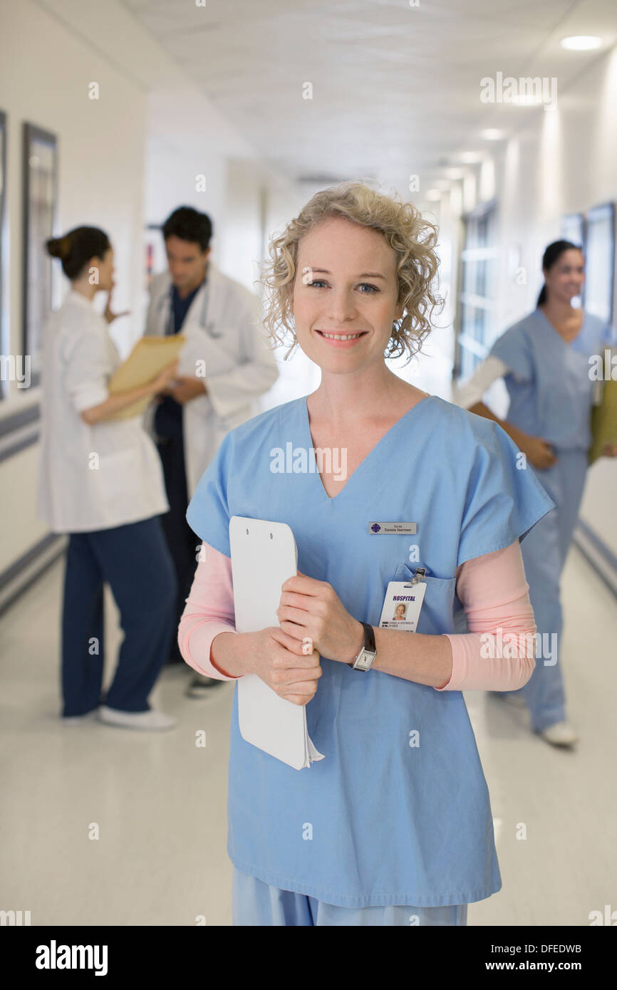Porträt von lächelnden Krankenschwester im Krankenhausflur Stockfoto