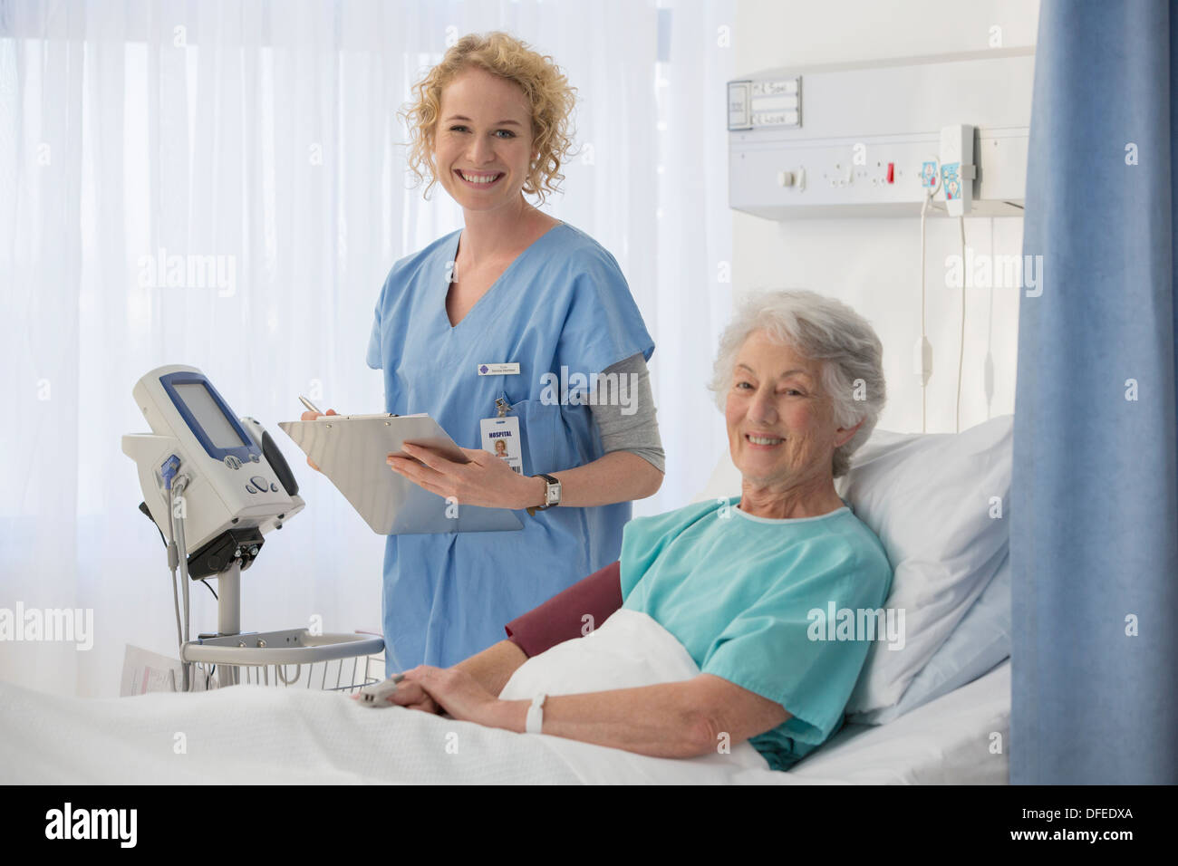 Porträt des Lächelns Krankenschwester und ältere Patienten im Krankenzimmer Stockfoto