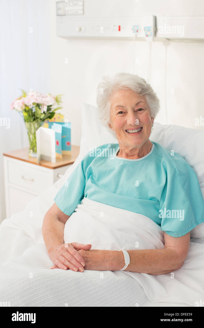 Porträt des Lächelns Altern Patienten im Krankenhausbett Stockfoto