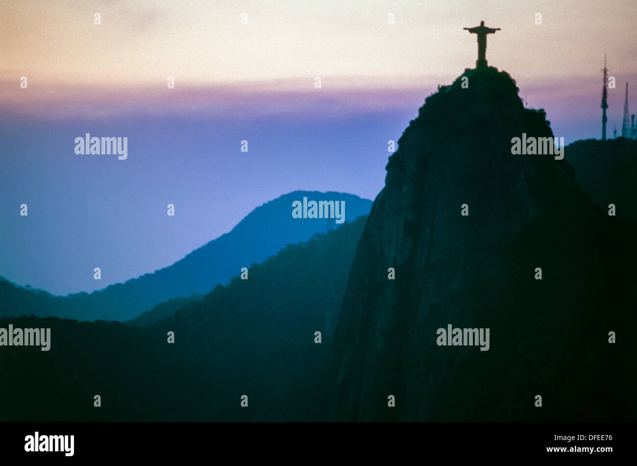 Cristo redemptor Statue auf Berg hoch über der Stadt Rio de Janeiro, Brasilien silhouetted, Südamerika bei Sonnenuntergang Stockfoto