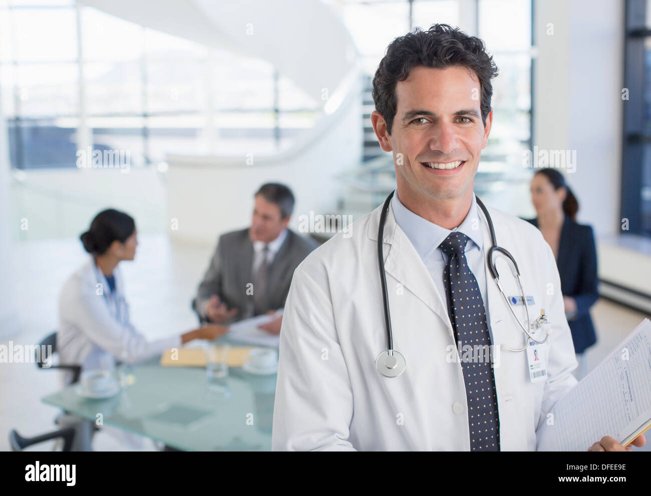 Porträt von lächelnden Arzt treffen Stockfoto