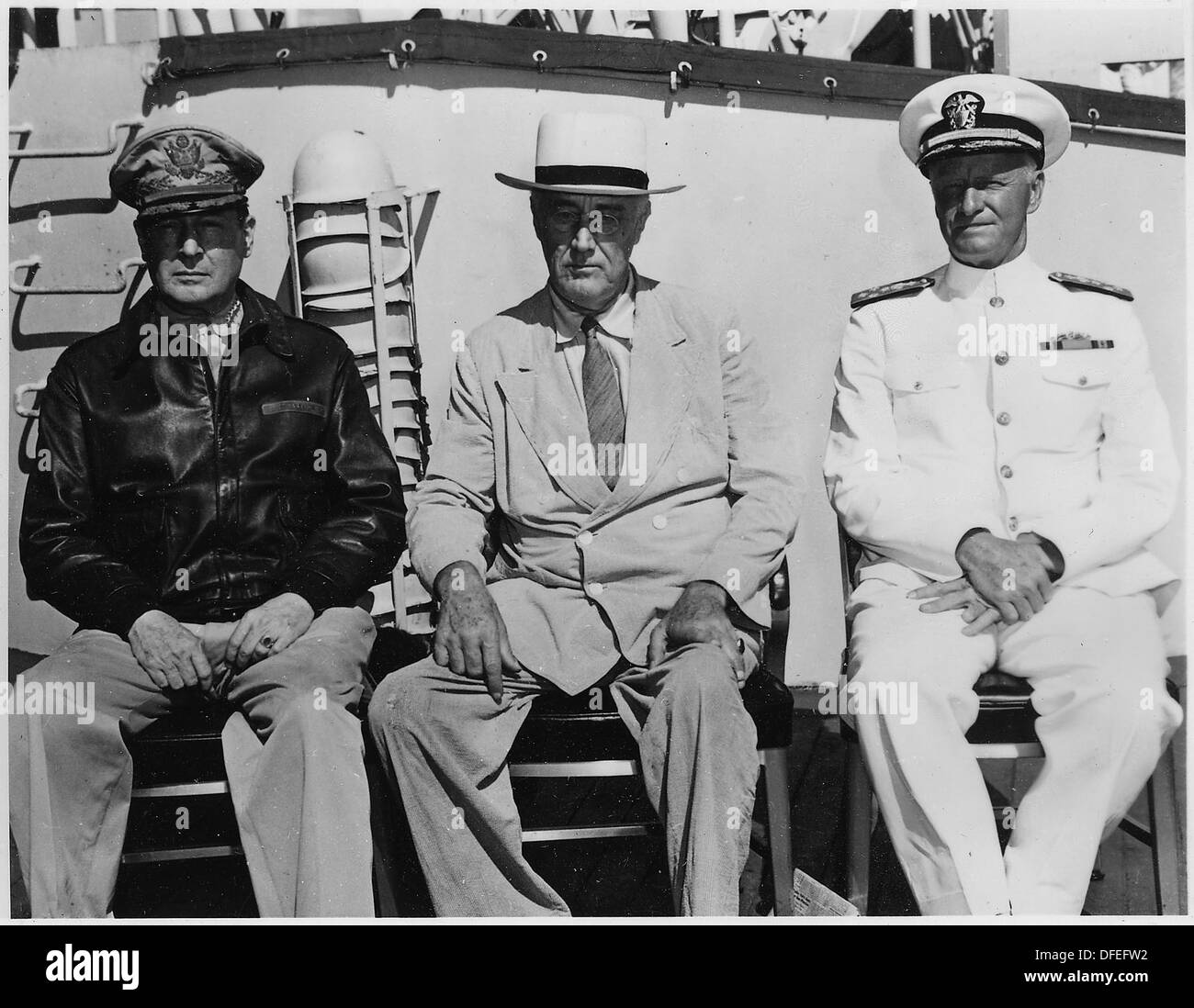 Eine Fotografie, die Präsident Franklin D. Roosevelt, General Douglas MacArthur und Admiral Chester W. Nimitz in Pearl Harbor, Hawaii, als Symbol für die Führung während des Zweiten Weltkriegs darstellt Stockfoto