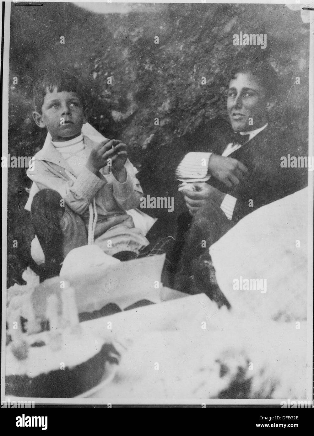 Dieses Bild zeigt Franklin D. Roosevelt mit Gorham Hubbard Jr. in Campobello, die einen Moment während ihrer Zeit an diesem historischen Ort festhalten, der mit Roosevelts Privatleben in Verbindung steht. Stockfoto