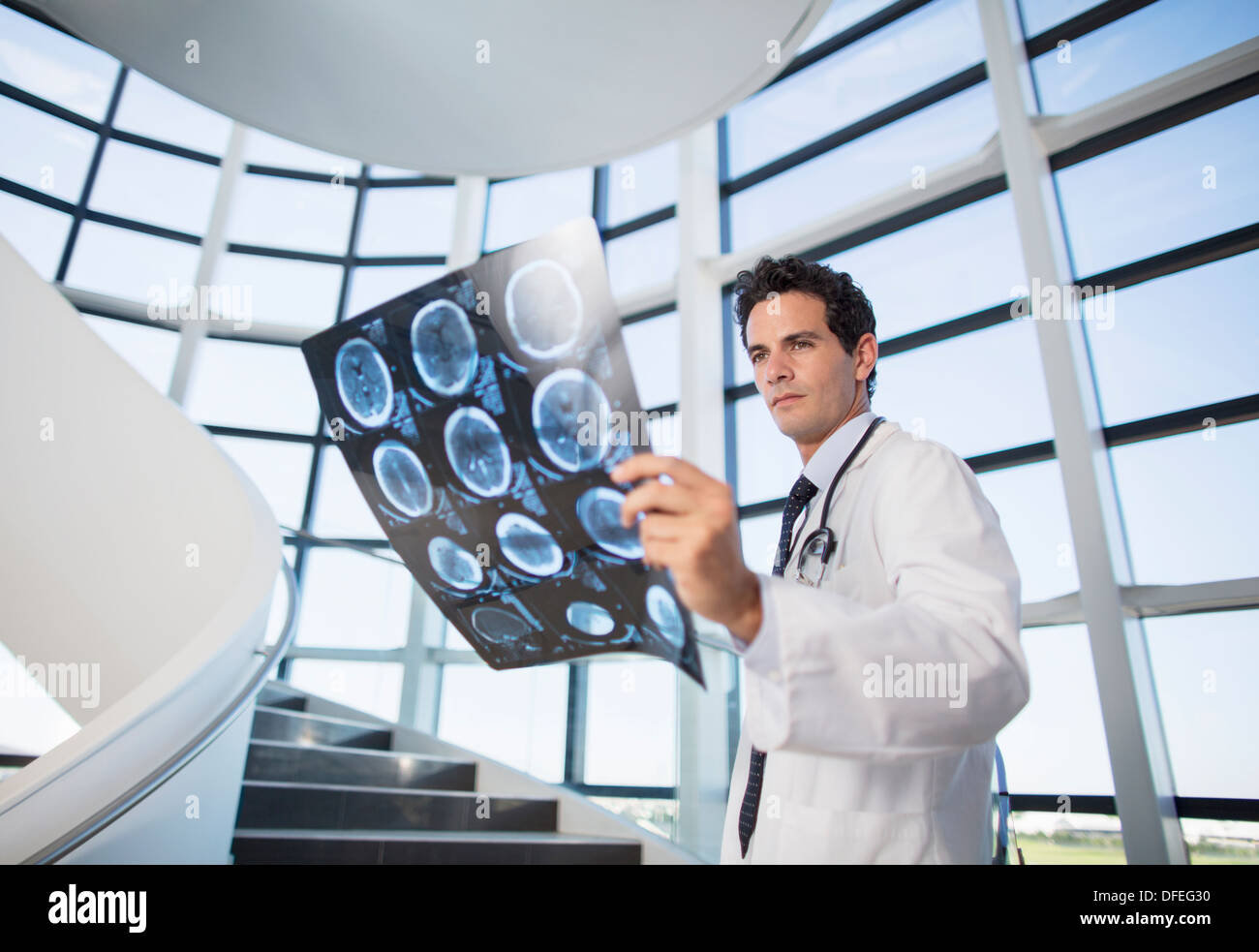 Arzt anzeigen Kopf Röntgen auf Treppe Stockfoto