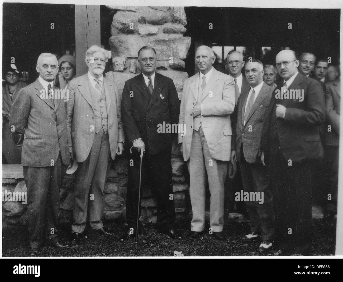 Dieses Bild zeigt Franklin D. Roosevelt, den 32. Präsidenten der Vereinigten Staaten, zusammen mit George Foster Peabody, einem Philanthropen und Persönlichkeiten des öffentlichen Lebens. Das Foto zeigt diese beiden Personen, unter anderem, wahrscheinlich in einem historischen oder politischen Kontext, und symbolisiert ihre Rolle in der amerikanischen Geschichte. Stockfoto