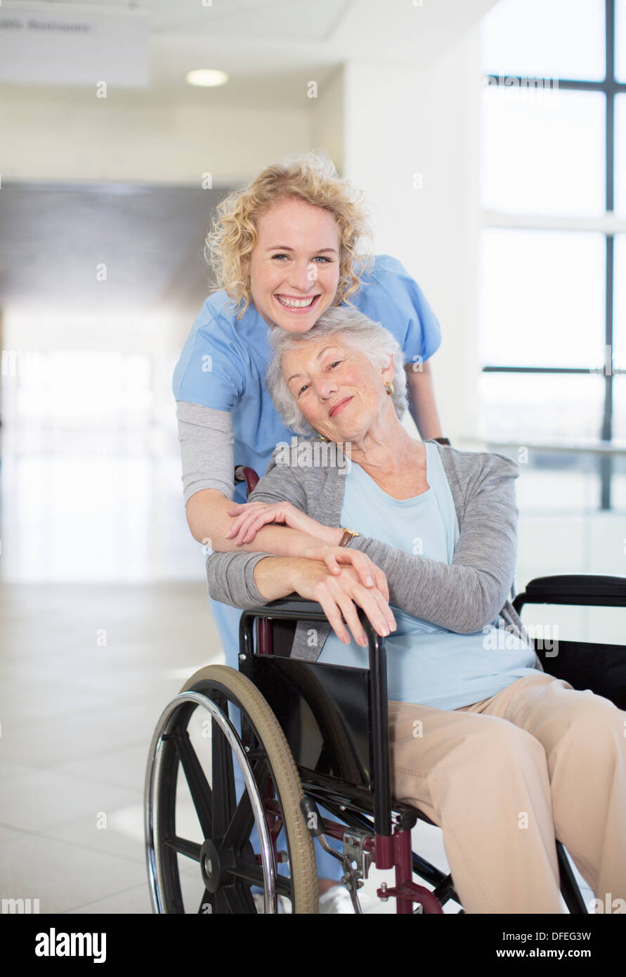 Porträt des Lächelns Krankenschwester und älteren Patienten im Rollstuhl Stockfoto