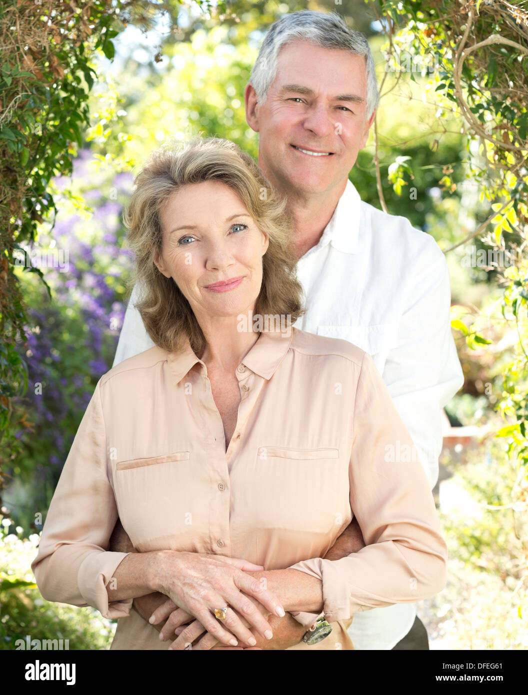 Porträt des Lächelns älteres paar umarmt im freien Stockfoto