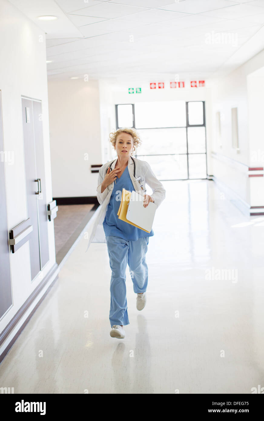 Arzt, Krankenhausflur hinunter Rauschen Stockfoto