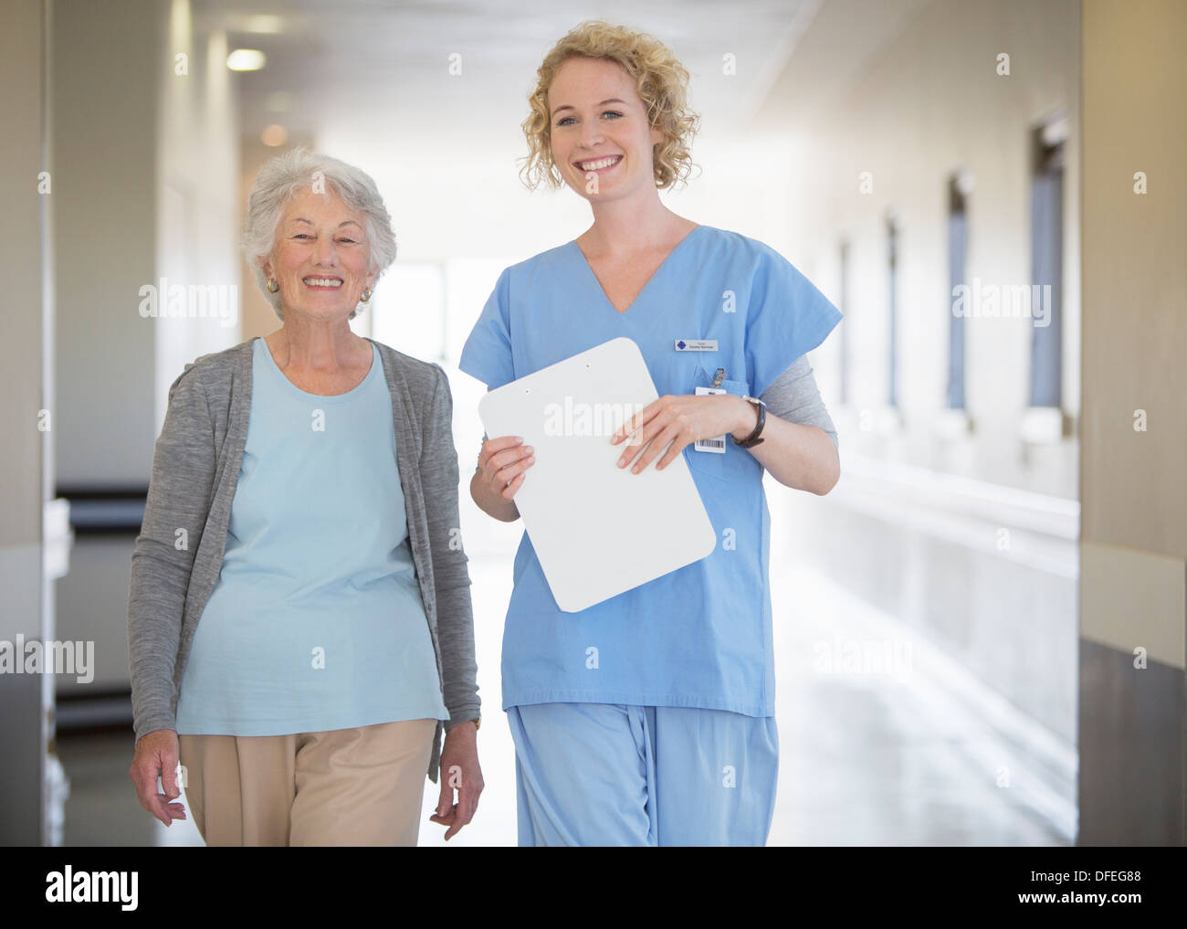 Porträt des Lächelns Krankenschwester und ältere Patienten im Krankenhausflur Stockfoto
