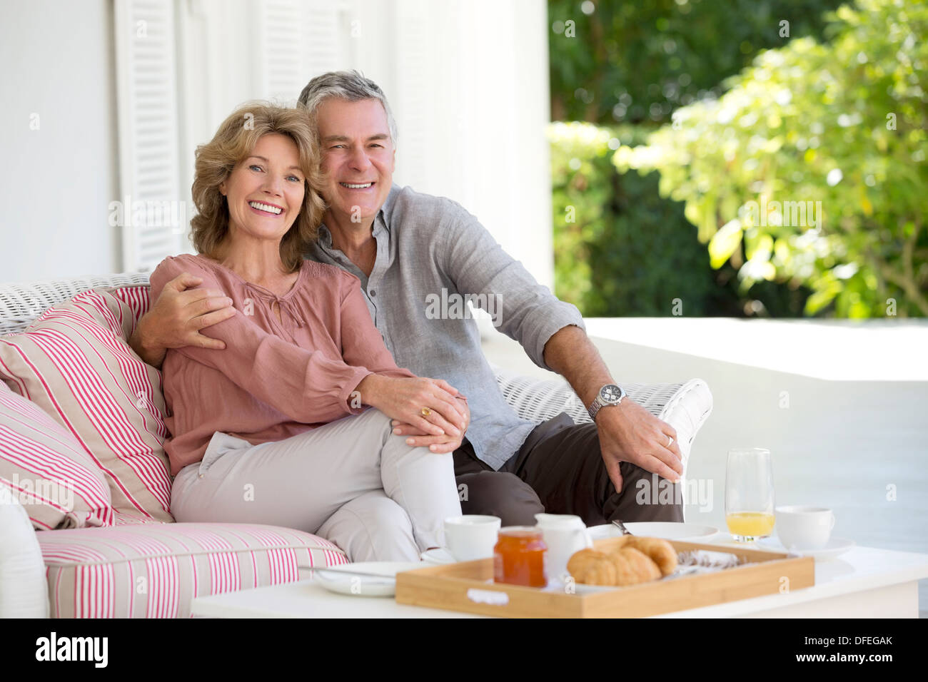 Porträt des Lächelns älteres Paar, Frühstück auf Terrasse Stockfoto