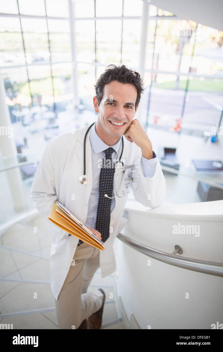 Porträt des lächelnden Arztes auf Treppen im Krankenhaus Stockfoto