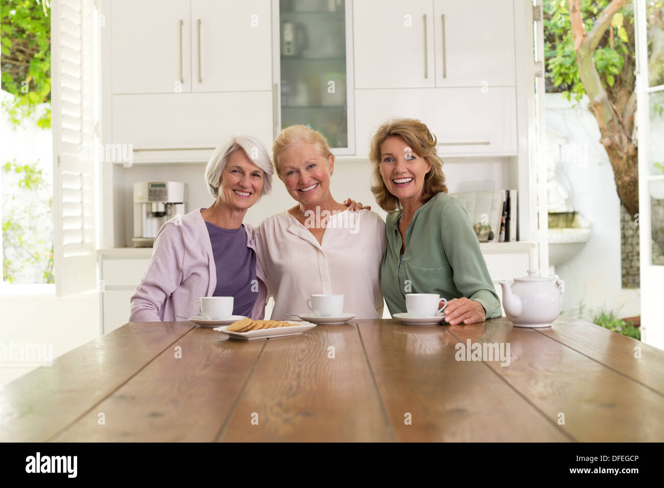 Frauen in Führungspositionen Kaffeetrinken in Küche Stockfoto