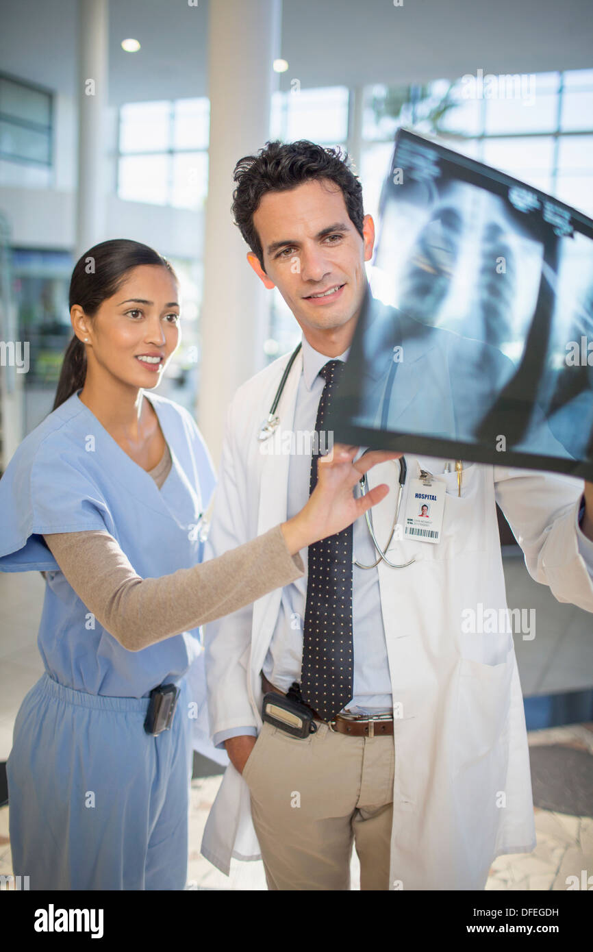 Arzt und Krankenschwester anzeigen Kopf Röntgen Stockfoto