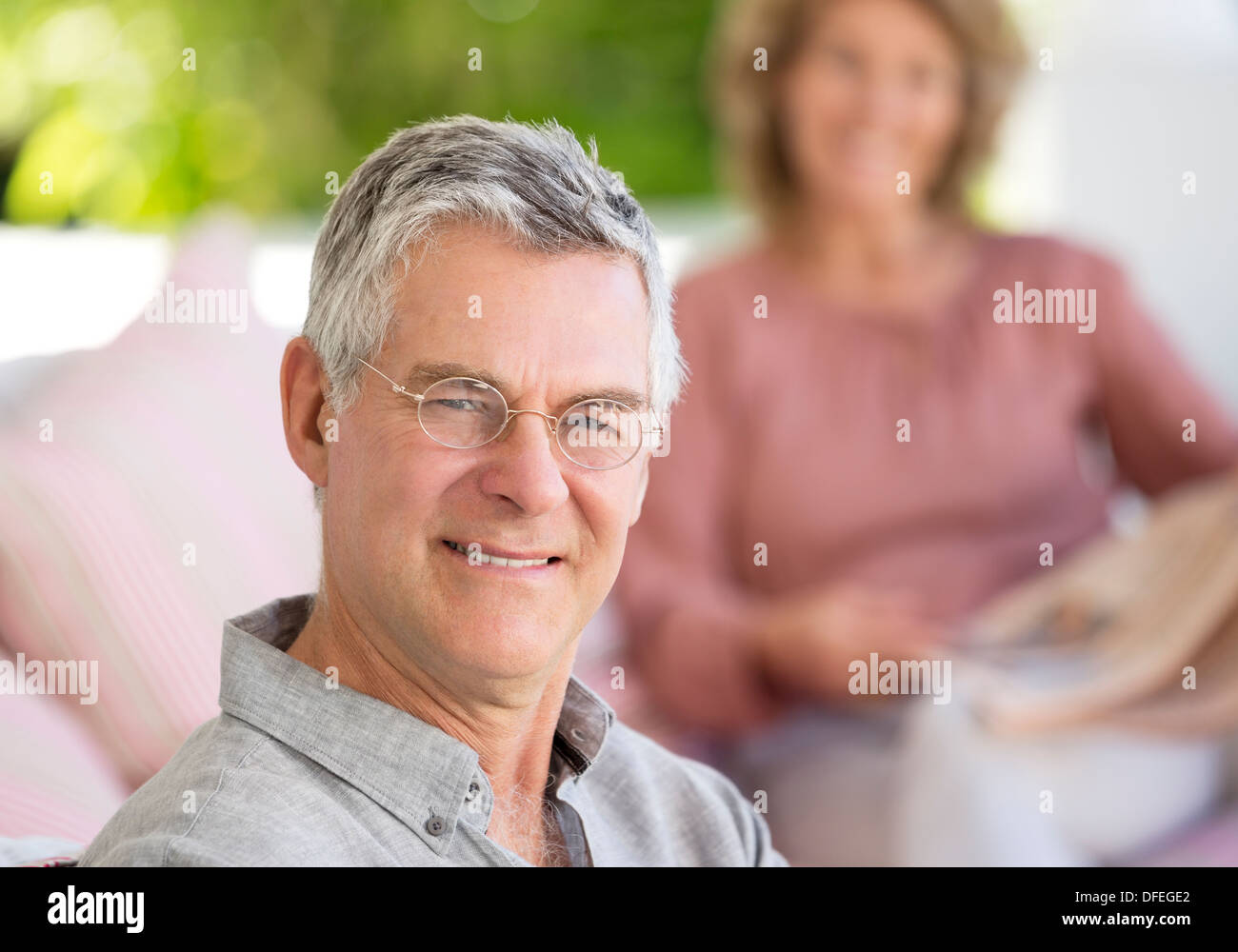 Porträt des Lächelns senior woman auf Terrasse Stockfoto