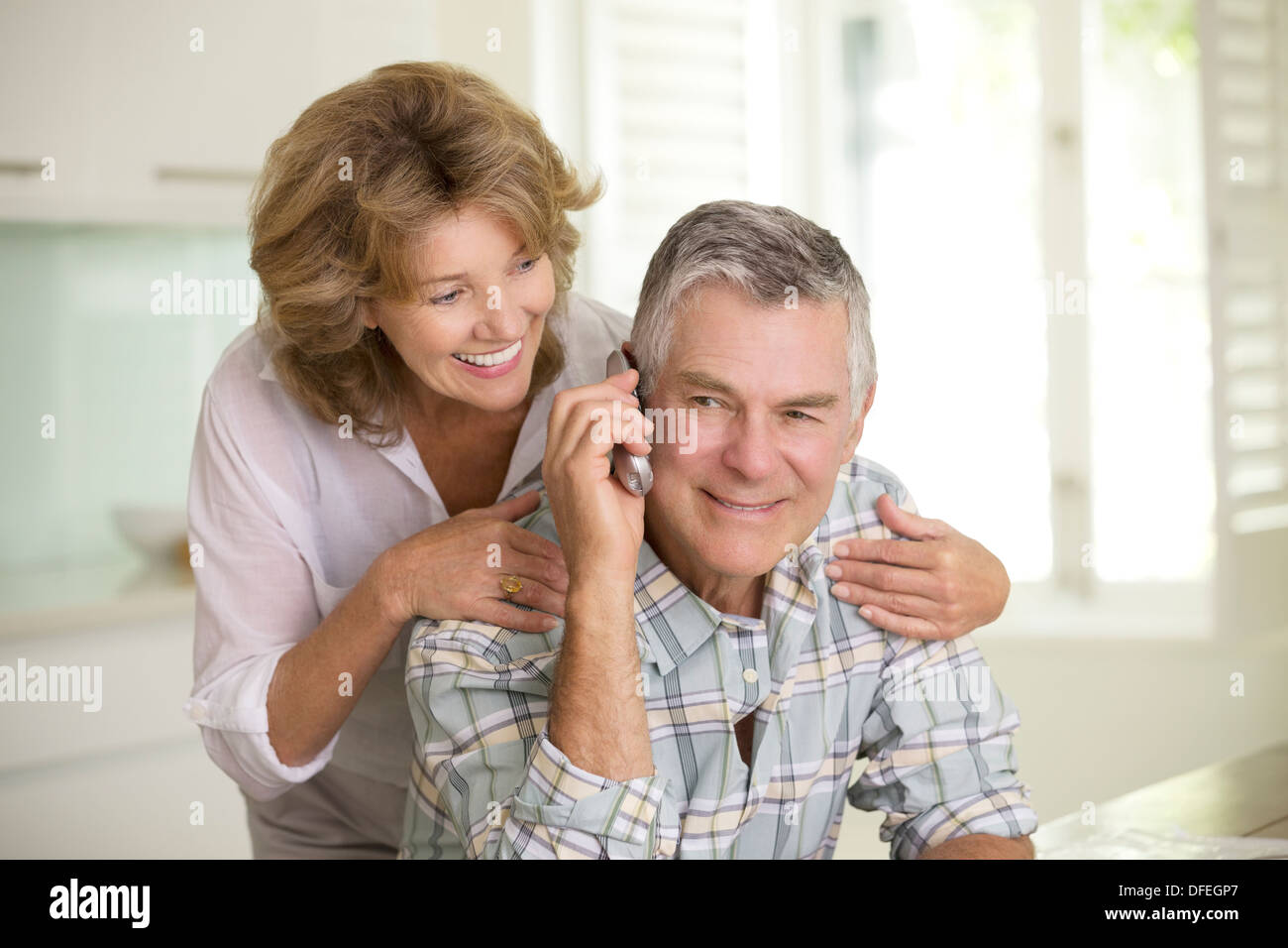 Älteres Paar am Telefon sprechen Stockfoto