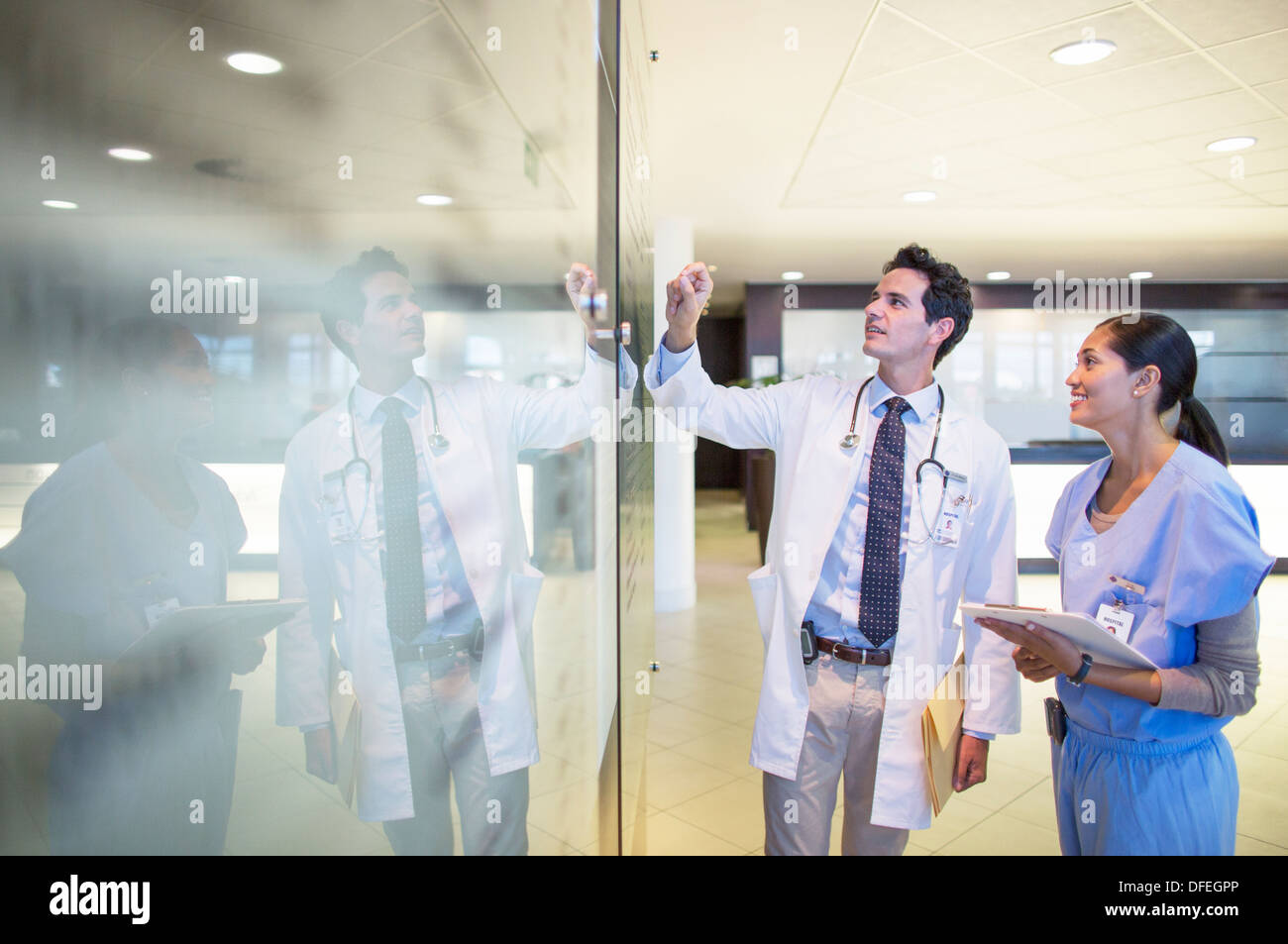 Arzt und Krankenschwester im Krankenhausflur sprechen Stockfoto