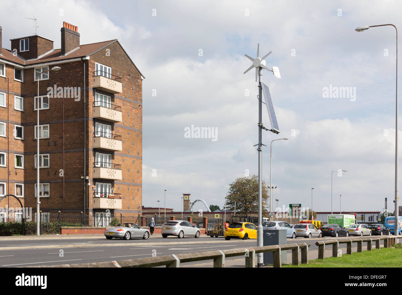 Ein Hybrid solar und Wind Turbine Stromgenerator auf Trinity Street, Bolton, verwendet, um am Straßenrand Energienausrüstung. Stockfoto