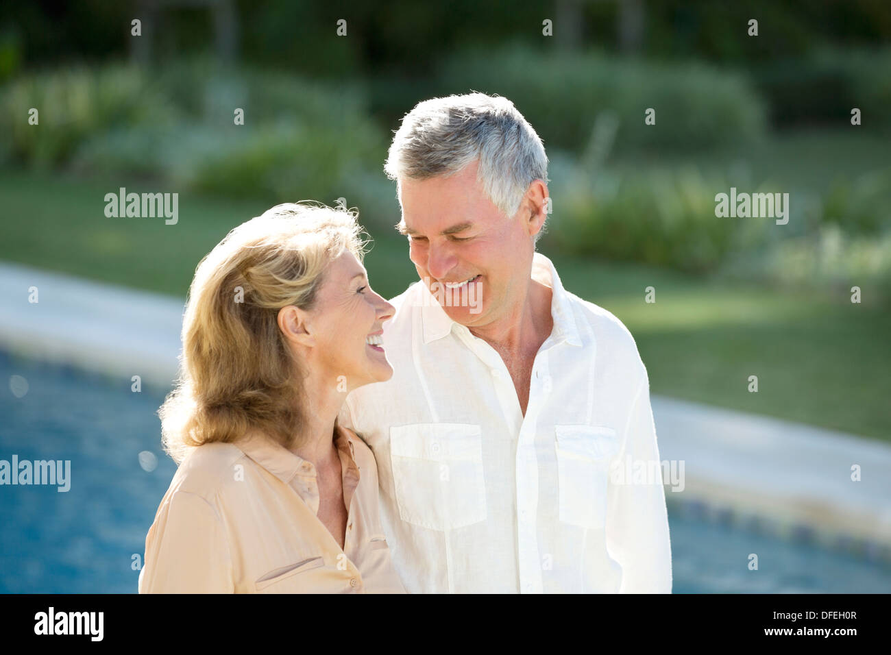 Älteres Paar am Pool Stockfoto