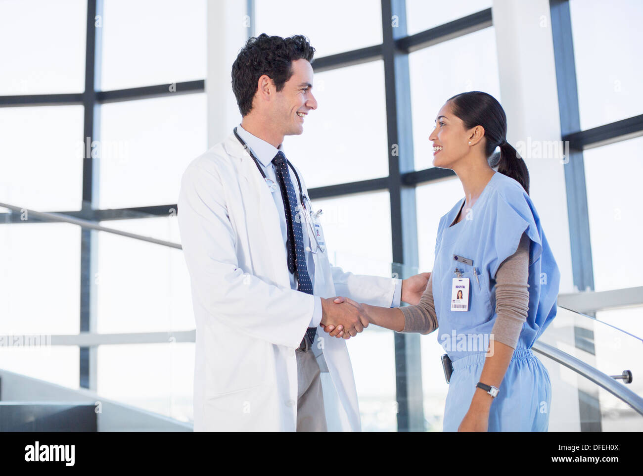 Arzt und Krankenschwester handshaking Stockfoto