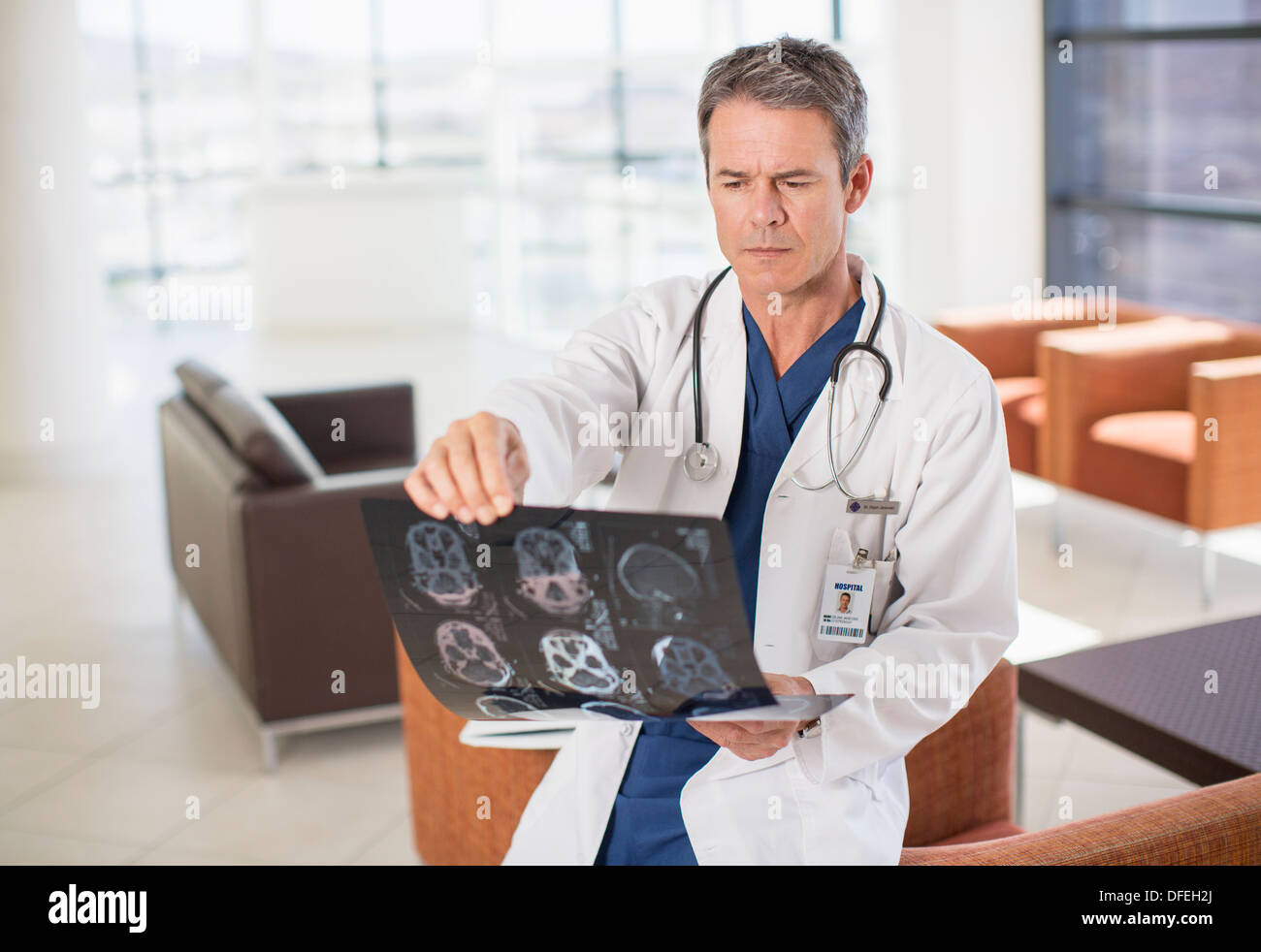 Arzt anzeigen Kopf Röntgen im Krankenhaus Stockfoto