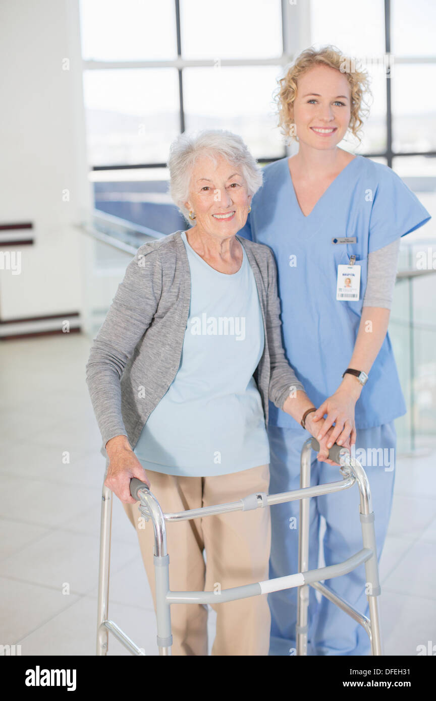 Porträt des Lächelns Krankenschwester und ältere Patienten mit walker Stockfoto
